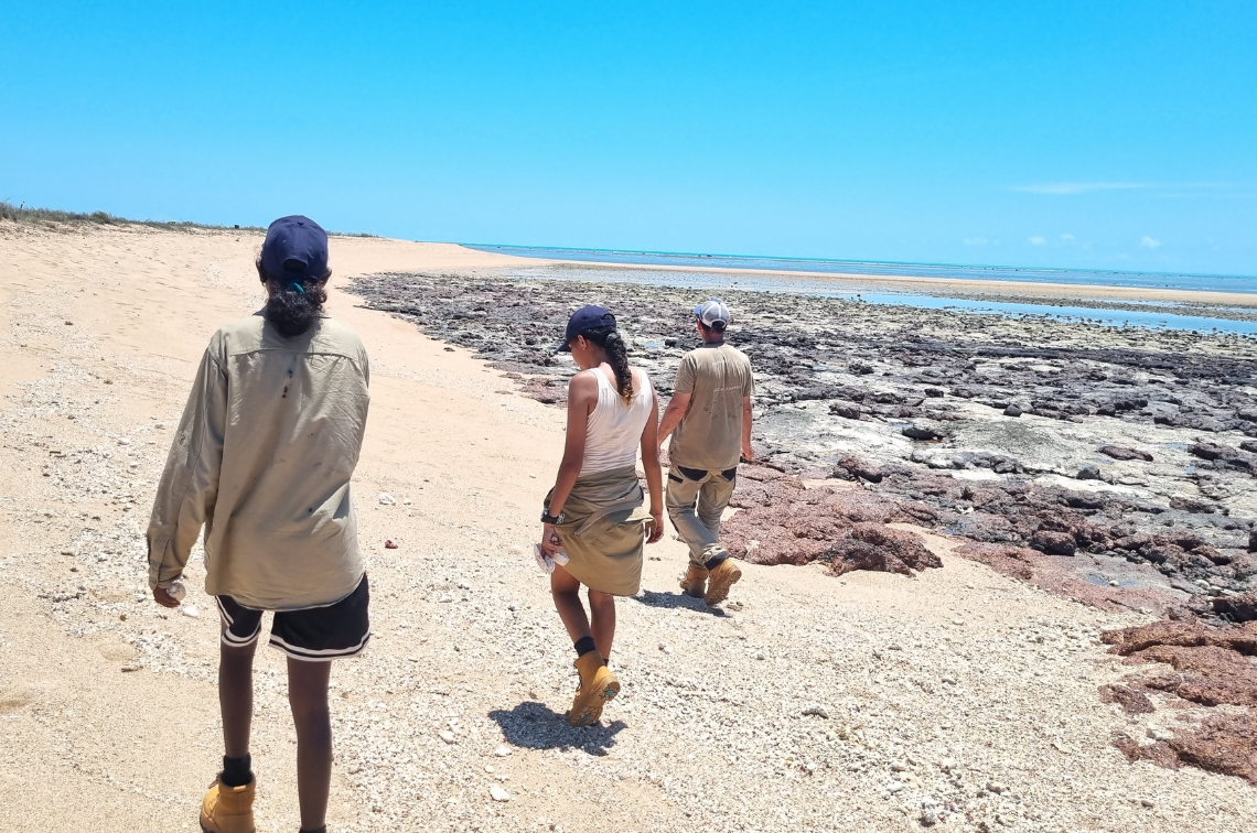 Uunguu Rangers and Project Leader Tom Vigilante. Image: Jill Rischbieth / Bush Heritage Australia